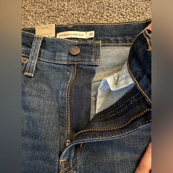 Size 25 mom style jeans from LEVIS. Never worn!!! - Picture 3 of 7